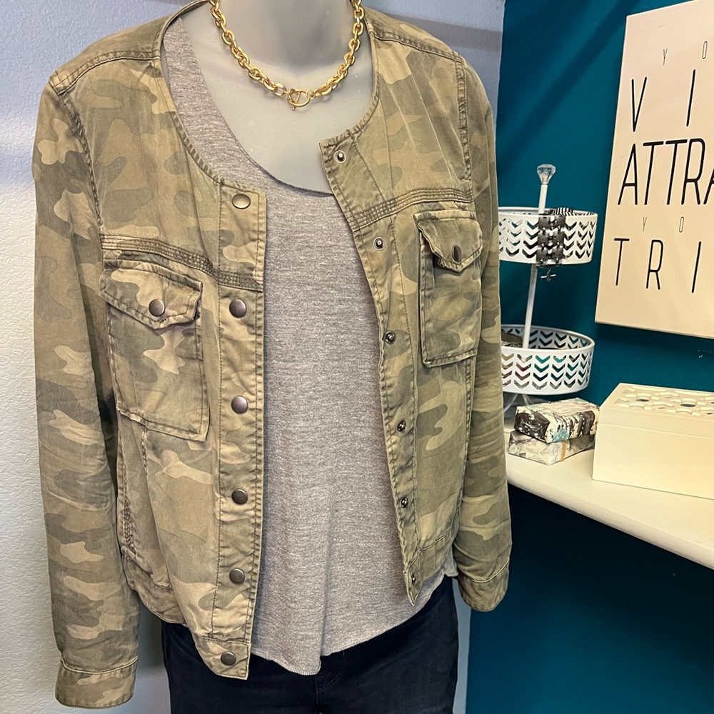 ‘LUCKY’ Ladies Camo Jacket • Size Medium